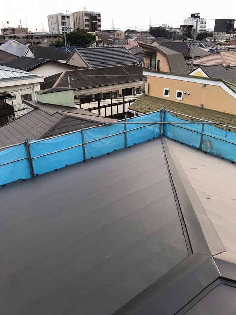 横暖ルーフαｓ　バズルーフ　カツキ板金　寄棟　屋根葺き替え　カバー工法